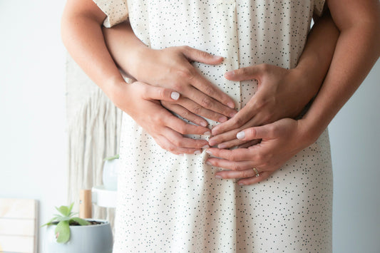 Femme enceinte avec son conjoint se demandent ce qu'il faut savoir avant l'arrivée de bébé