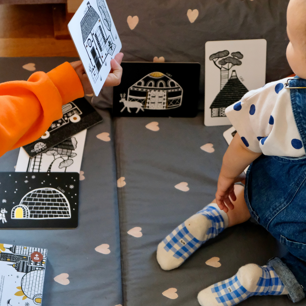 temps calme maman et bébé avec les cartes d'éveil pereski les cocons d'ici et d'ailleurs